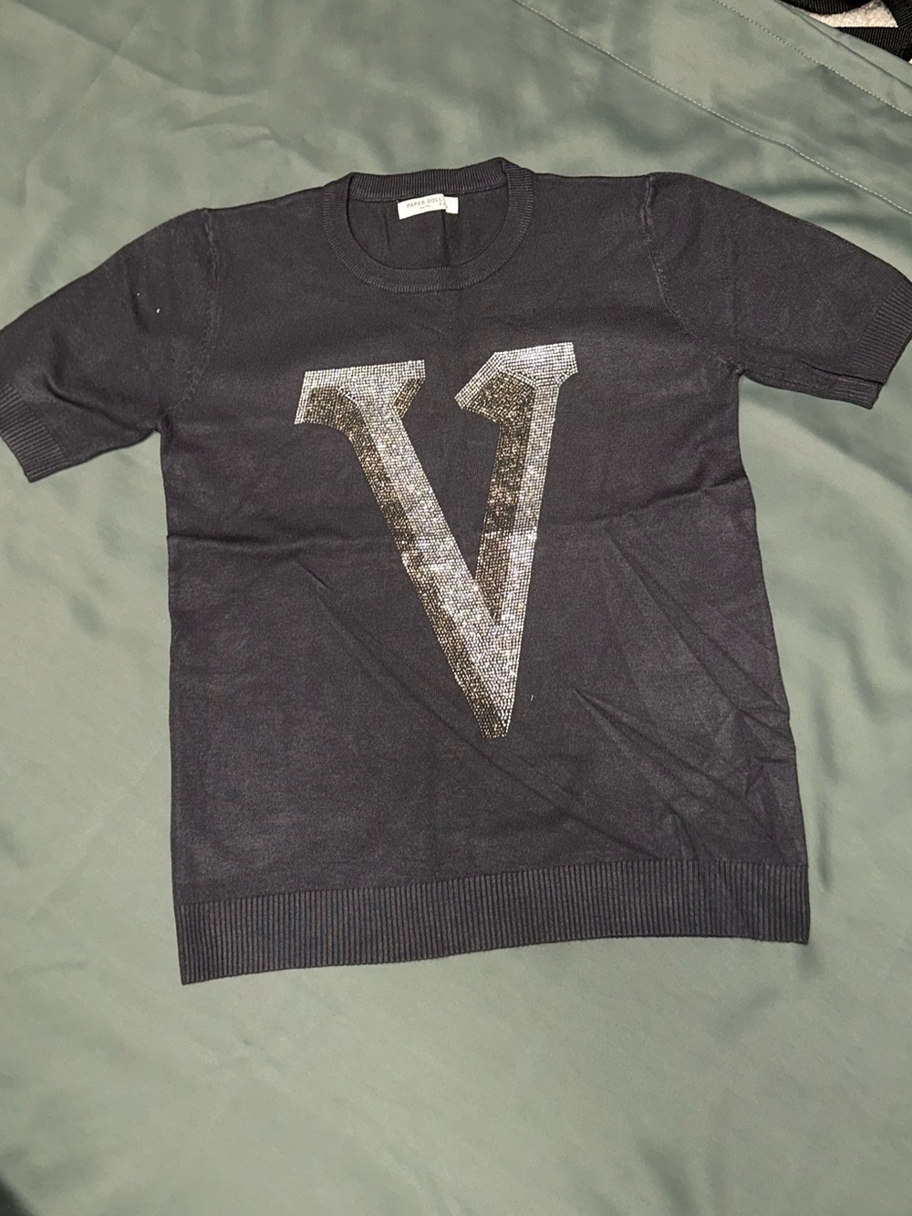 Kids Short Sleeve Black Top with Metallic 'V' Graphic
